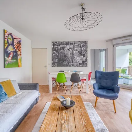 Bright With Private Parking In *