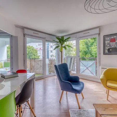 Apartment Bright With Private Parking In