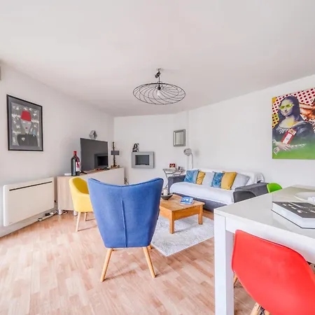 Bright With Private Parking In *