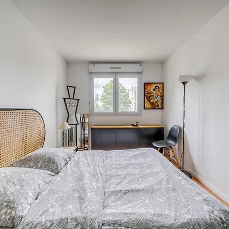 Apartment Bright With Private Parking In *