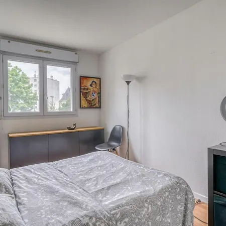 Bright With Private Parking In Apartment *