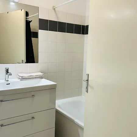 Bright With Private Parking In Apartment Bordeaux